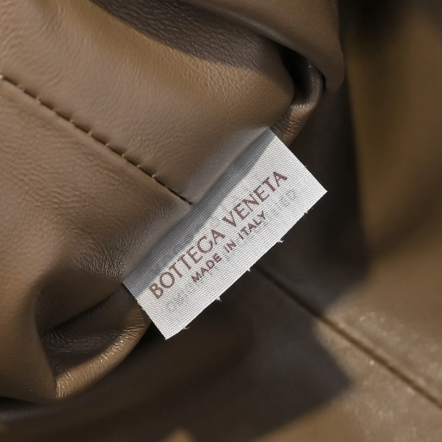 Batch 2260 Bitters Venetia 2024 summer series brings Lauren 1980 handbags back to the public eye. The design of the bag is inspired by ancient Roman architecture. It uses the brand's iconic Intrecciato lambskin woven bag body with a hard frame. No logo can be seen on the whole bag. It is equipped with a leather woven metal chain. When using it as a clutch, just put the chain directly in the bag ~ showing an elegant and timeless style. Decades later, when Lauren Hutton once again walked on the Bottega Venetia spring and summer show with this bag, the charm of the year still remains intact despite the passage of time. Size: 31.5*16.5*11 Style No.: 5807
